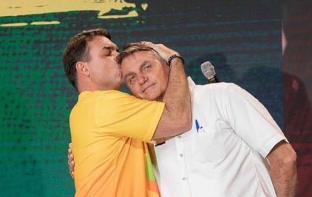 Fica firme, pai, não vão nos calar! 
A proposital humilhação deixará cicatrizes nas nossas almas, mas servirão de motivação para continuarmos lutando pelo nosso Brasil livre de déspotas.
Proibir o pai de falar com o próprio filho é o maior símbolo do ódio que tomou conta de