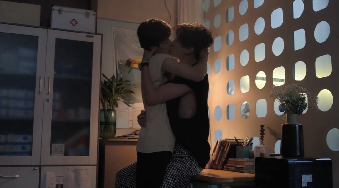 ZIYUnited's tweet photo. finally got to see this scene, and I played it over and over again.
#RevengedLoveEP11 https://t.co/g9bIArN6gO