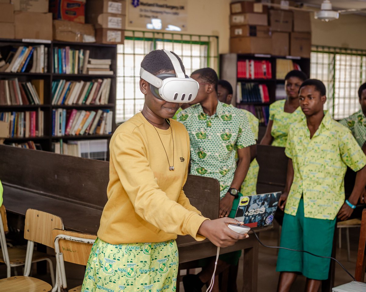 compengKNUST's tweet image. ๐ ๐๐ฆ๐ฉ๐๐๐ญ ๐ง๐จ ๐๐ ๐ญ๐๐ฅ๐ค, ๐ฐ๐ ๐๐๐ฒ ๐ฌ๐ก๐จ๐ฐ ๐๐ฆ!
@AcesKnust stepped out to inspire the next generation at @AsantemanSHS.
They shared what Computer Engineering is all about, gave students a taste of robotics, Arduino, and even a VR headset experience.
