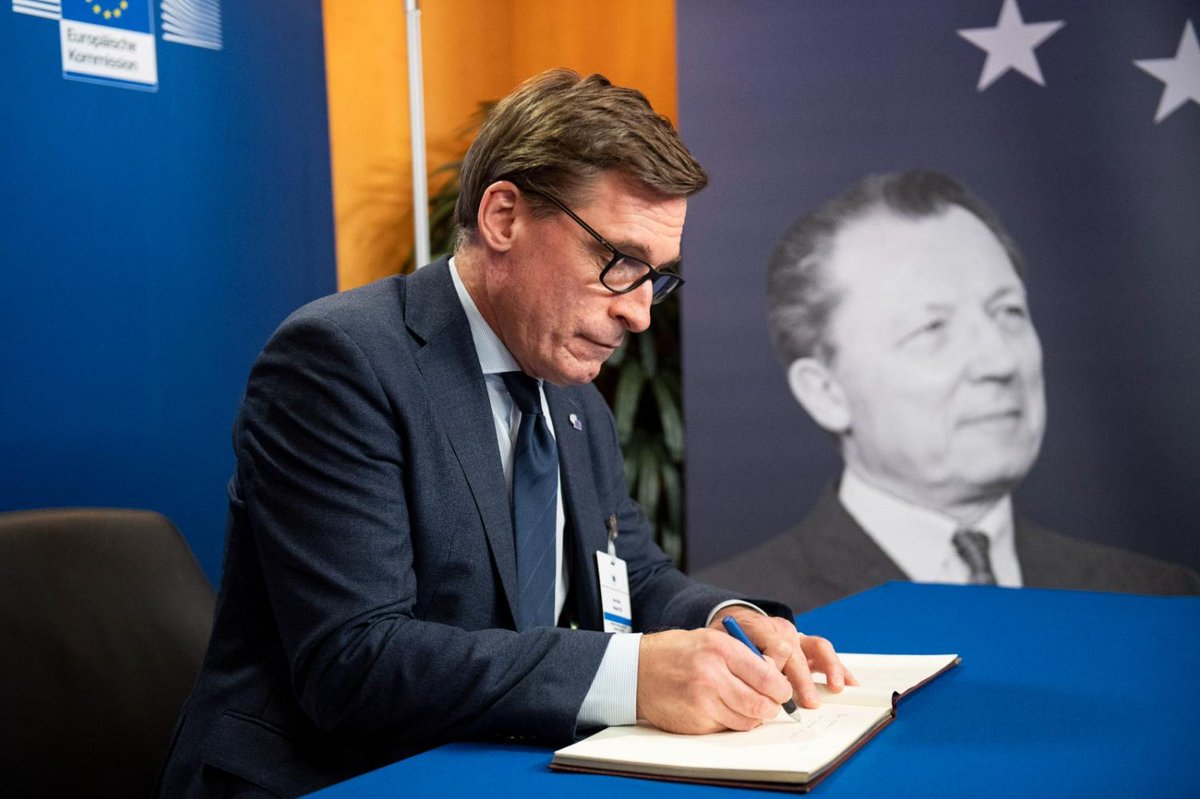 EESC_President's tweet image. On the eve of Jacques Delors’ anniversary, I pay tribute to the visionary who shaped modern Europe and inspired participatory democracy at the @EU_EESC .
Read the full statement.⤵️
europa.eu/!gyJ7wG
🇪🇺 #JacquesDelors