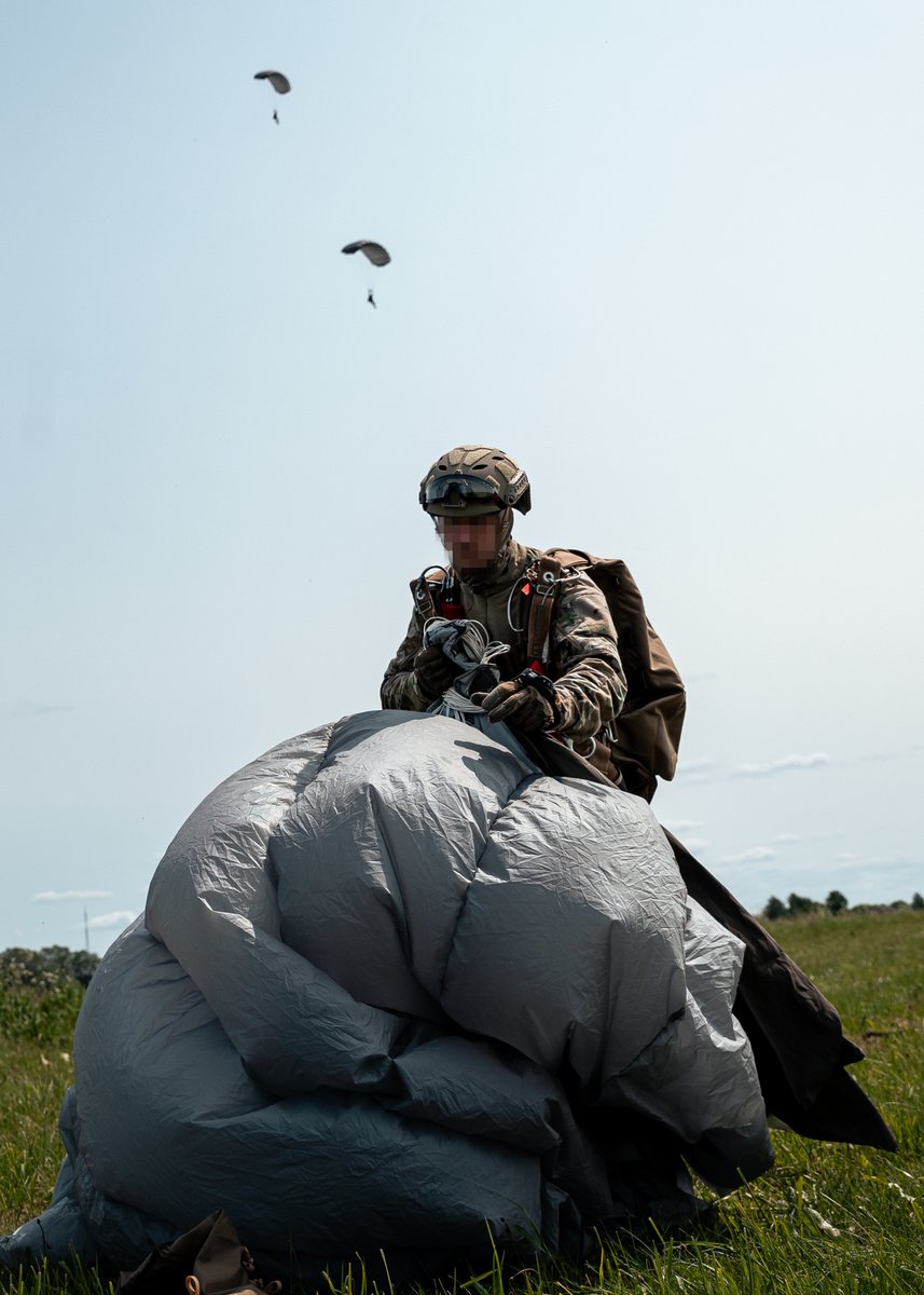 US_SOCEUR's tweet image. Strengthening NATO bonds!
Green Berets with 10th SFG(A) completed a joint military freefall exercise with Latvian special operations forces in Latvia. This training showcased our Allies’ rapid-response capabilities & commitment to seamless joint operations.
#SOFinEurope @USSOCOM