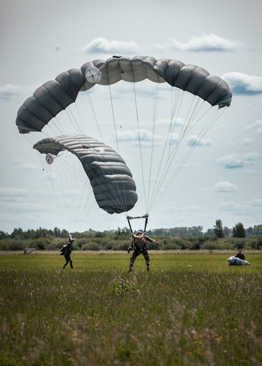 US_SOCEUR's tweet image. Strengthening NATO bonds!
Green Berets with 10th SFG(A) completed a joint military freefall exercise with Latvian special operations forces in Latvia. This training showcased our Allies’ rapid-response capabilities & commitment to seamless joint operations.
#SOFinEurope @USSOCOM