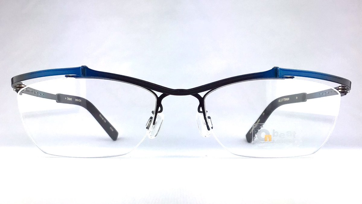 eye_mirror's tweet image. 【Onbeat(オンビート)】
全て鯖江の職人の手により造られた高品質メタルフレーム
弾力性の高いβチタンのシートから造られ、ネジを使わない特殊な機構を採用。
超軽量で抜群のホールド感を備えた、シンプルで機能美に優れた人気の高いフレームで御座います