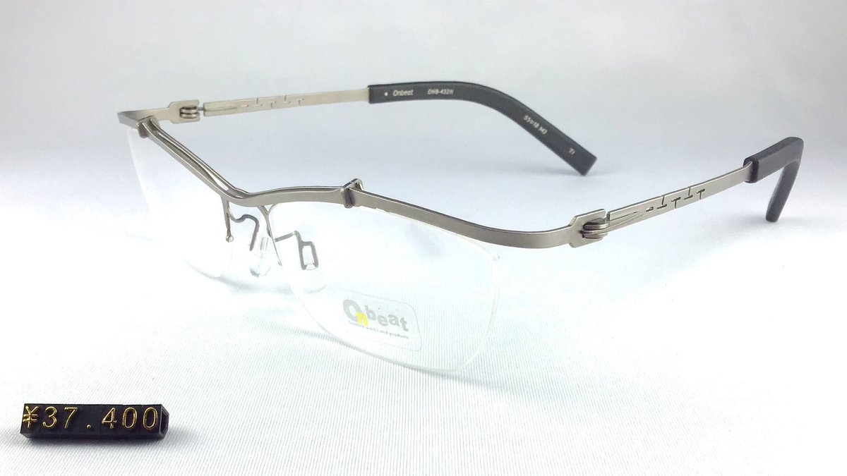 eye_mirror's tweet image. 【Onbeat(オンビート)】
全て鯖江の職人の手により造られた高品質メタルフレーム
弾力性の高いβチタンのシートから造られ、ネジを使わない特殊な機構を採用。
超軽量で抜群のホールド感を備えた、シンプルで機能美に優れた人気の高いフレームで御座います