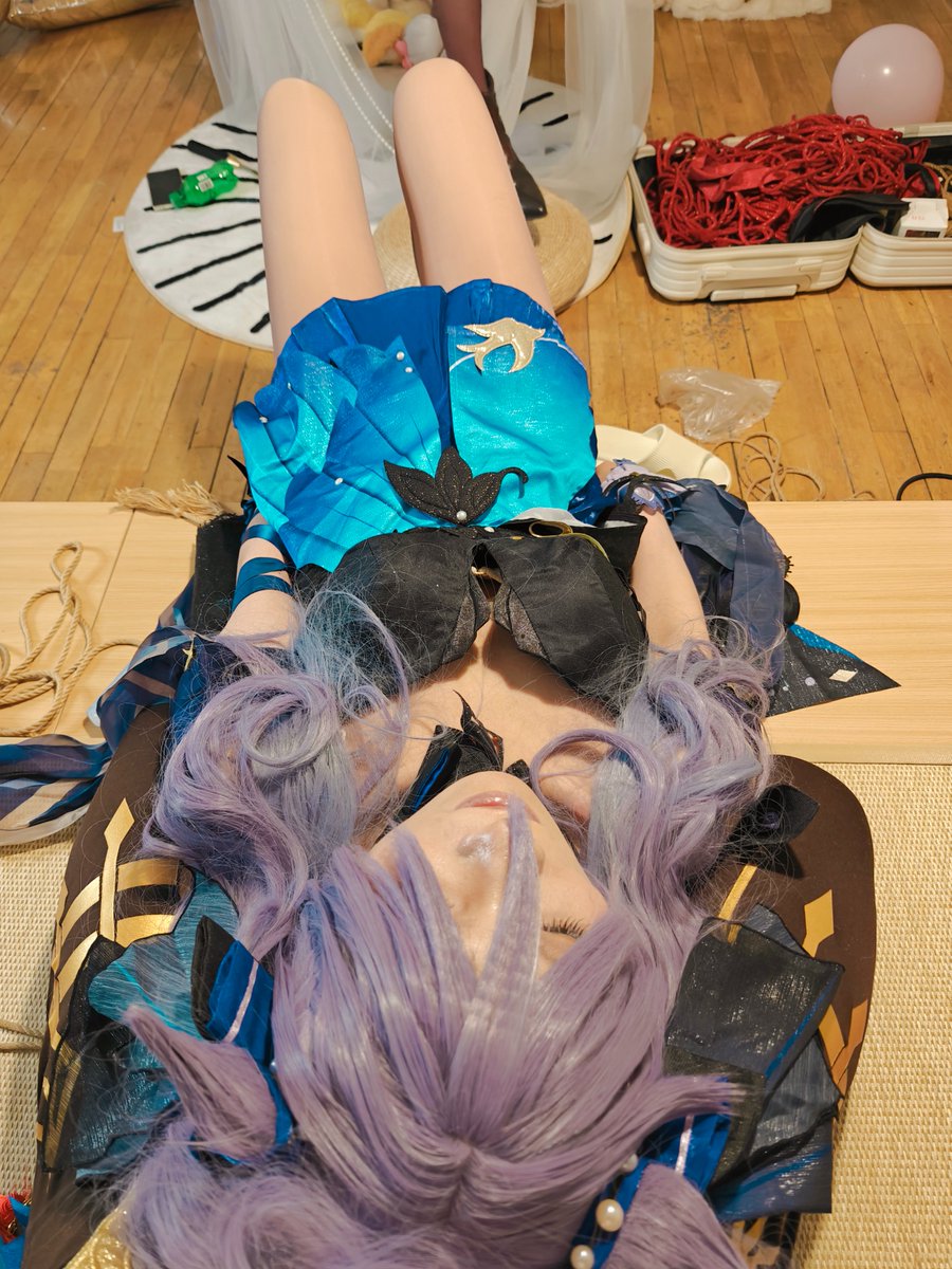 原相机是这样用的！如果不会后期，就拍的时候不要随便一个丑颜角度就去拍，或者去集邮，然后当“原图哥”伤网友眼睛！ #Keqing  #刻晴 #雅诗自曝
这张很喜欢的照片由 📷 <a href="/iMoeAya/">神楽坂 萌绫🏳️‍⚧️</a> 拍摄（我躺着的 #甘雨 腿子就是她），完全無加工（没有进行任何 滤镜、美颜、瑕疵修复、身材修改）。
🏠💄 <a href="/xixidebaoxiang/">熙熙の伊甸之外</a>