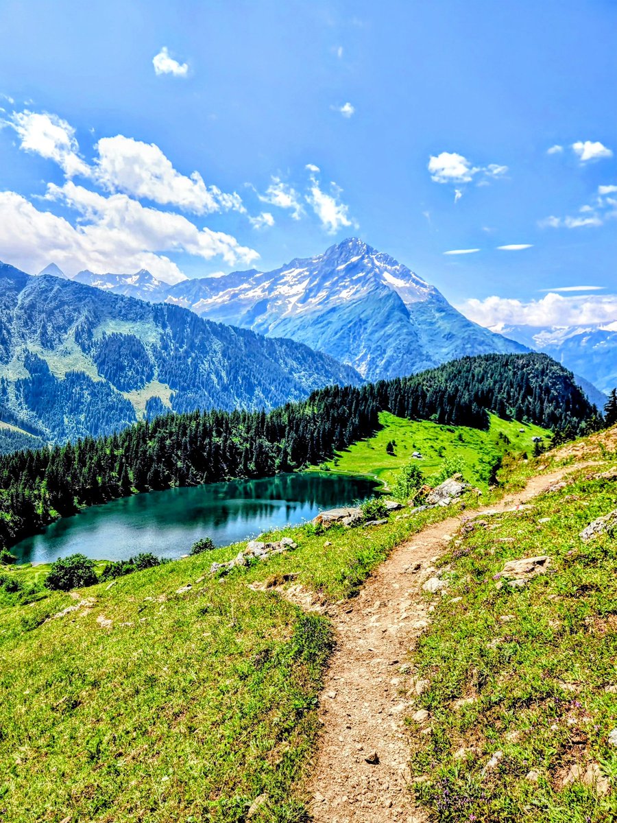 HikingSchweiz's tweet image. A walk (and swim!) to the Golzerensee in Canton Uri, Switzerland 🇨🇭