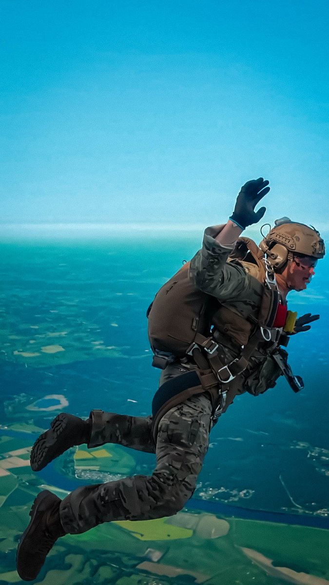 US_SOCEUR's tweet image. Strengthening NATO bonds!
Green Berets with 10th SFG(A) completed a joint military freefall exercise with Latvian special operations forces in Latvia. This training showcased our Allies’ rapid-response capabilities & commitment to seamless joint operations.
#SOFinEurope @USSOCOM