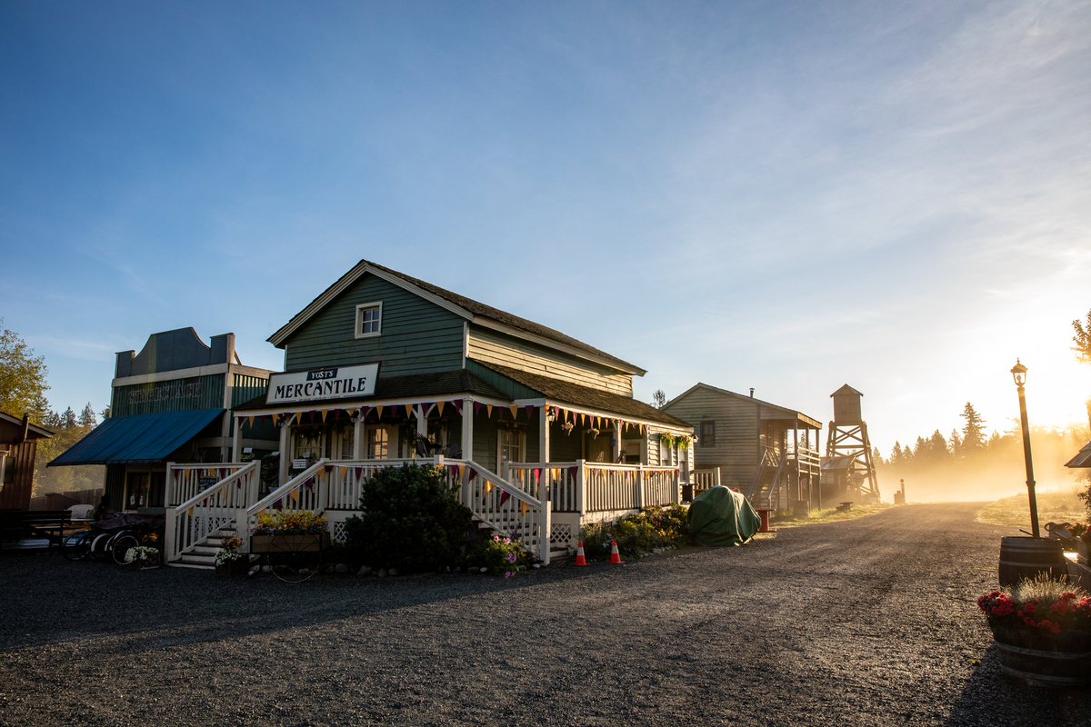 Nothing beats an early morning in Hope Valley. During HFR weekends, I'll go before sunrise for moments like this. And then wait for the bus loads to arrive!

#hearties #wcth #SunriseMagic 

📸 Krista Petrie