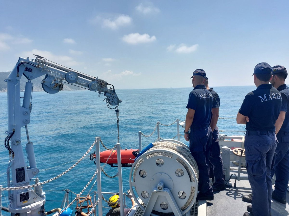 ItalianNavy's tweet image. Il Comando delle Forze di Contromisure Mine, MARICODRAG, addestra i futuri comandanti di cacciamine in un intenso periodo formativo altamente specializzato.
Anche quest’anno, gli ufficiali hanno affrontato una settimana di addestramento in mare, svolta a bordo di Nave Gaeta.…