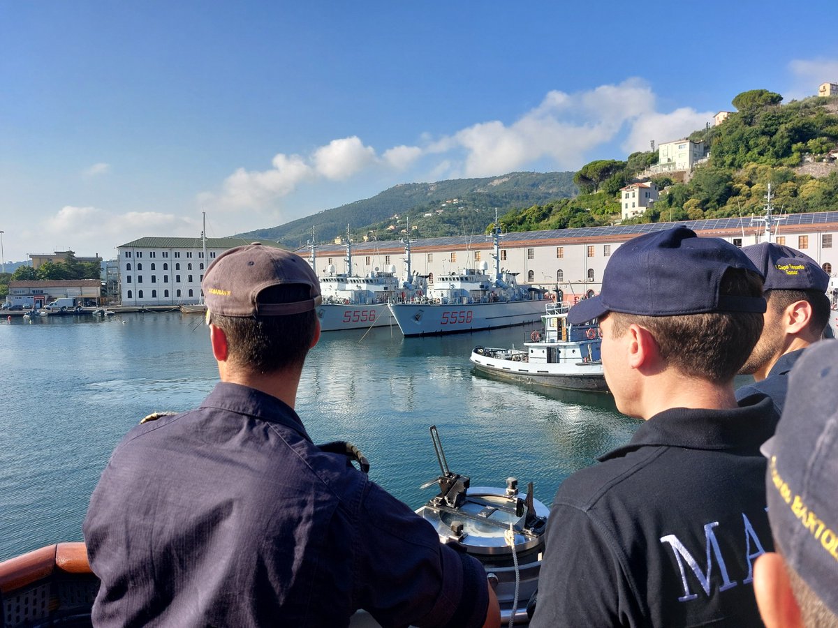 ItalianNavy's tweet image. Il Comando delle Forze di Contromisure Mine, MARICODRAG, addestra i futuri comandanti di cacciamine in un intenso periodo formativo altamente specializzato.
Anche quest’anno, gli ufficiali hanno affrontato una settimana di addestramento in mare, svolta a bordo di Nave Gaeta.…