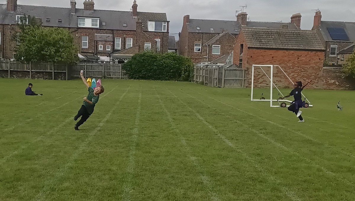 QuayAcademy's tweet photo. What a way to end year 4 with 'Let's go fly a kite' absolutely brilliant. What fun. Thank you 4AW fir a blast of a year. Have a great summer holiday @QuayPrincipal @Dret_Enrichment https://t.co/zIn3RDUlBI