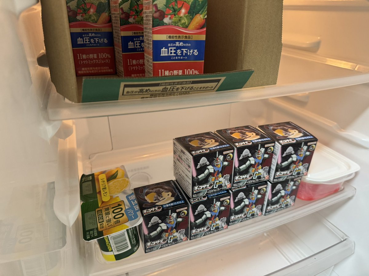 moge691's tweet image. #チョコサプ
みんな楽しそうに遊んでるなぁ
と思いつつ、どこにも売ってないので、
(そんなに探してはいない😁)
Amazonで買った。
19時〜21時枠で
佐川さんから受け取ったけど、
チョコ溶けてたから冷蔵庫入れとくね😉
1日1個だからね!
うん、わかった🫡
