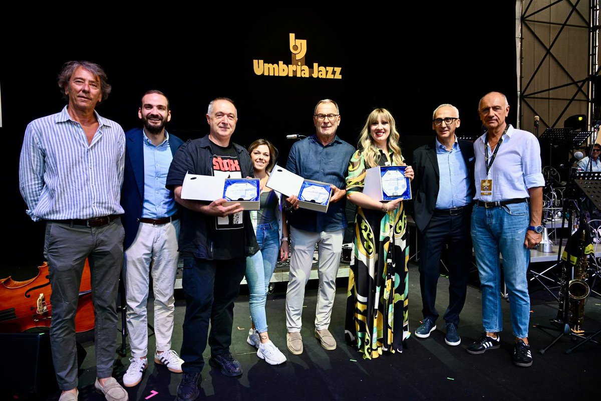 🎷🏆 Premiati i vincitori del concorso #JazzEVetrine promosso da @ConfcommercioPG per #UmbriaJazz2025!
👏 Jennifer Store
👏 Pasticceria Sandri
👏 Smooth
Creatività e jazz nel cuore di #Perugia.
Una prima edizione che guarda già al futuro.
 #PerugiaInCentro #CommercioLocale