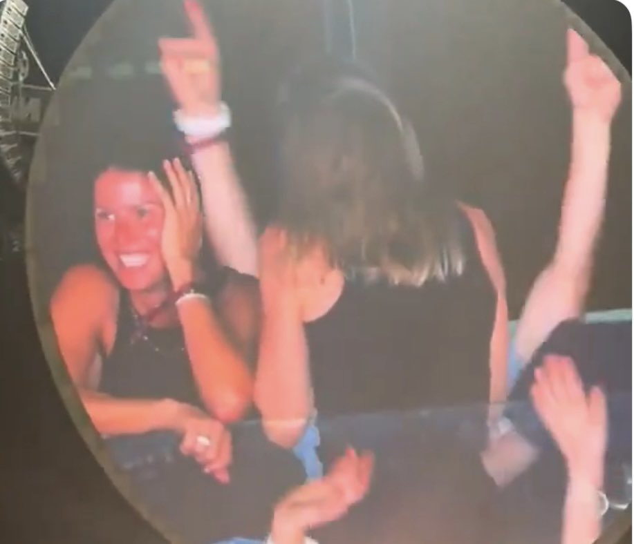 StephHoover8's tweet image. If you ever wondered why women don’t like other women very much, it’s not just because of the lady who cheated, it’s also because of this heffa on the left. She obviously knew and said nothing.
No honor code, at all.