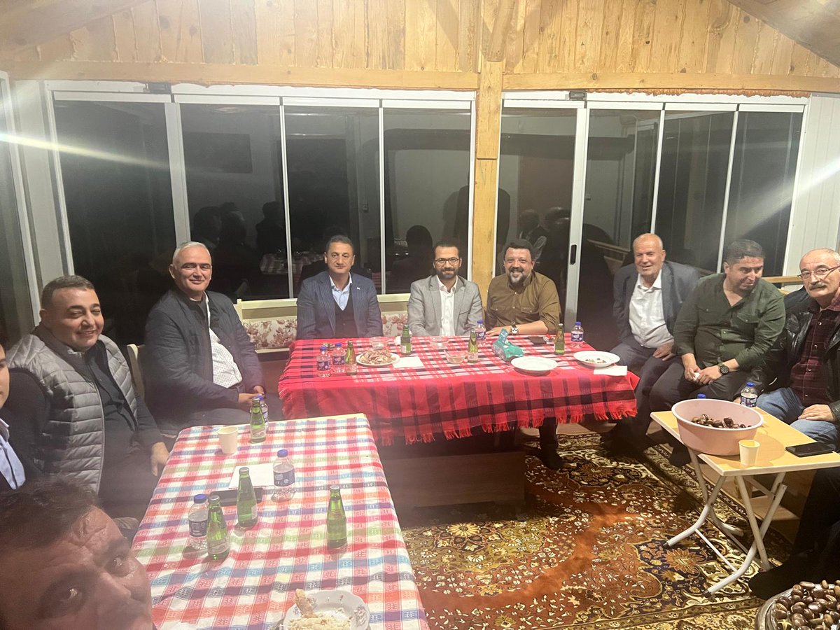 Bitlis ve Sinop eski valisi Erol Karaömeroğlu'nu trafik kazasında kaybettik.
Allah rahmet eylesin...