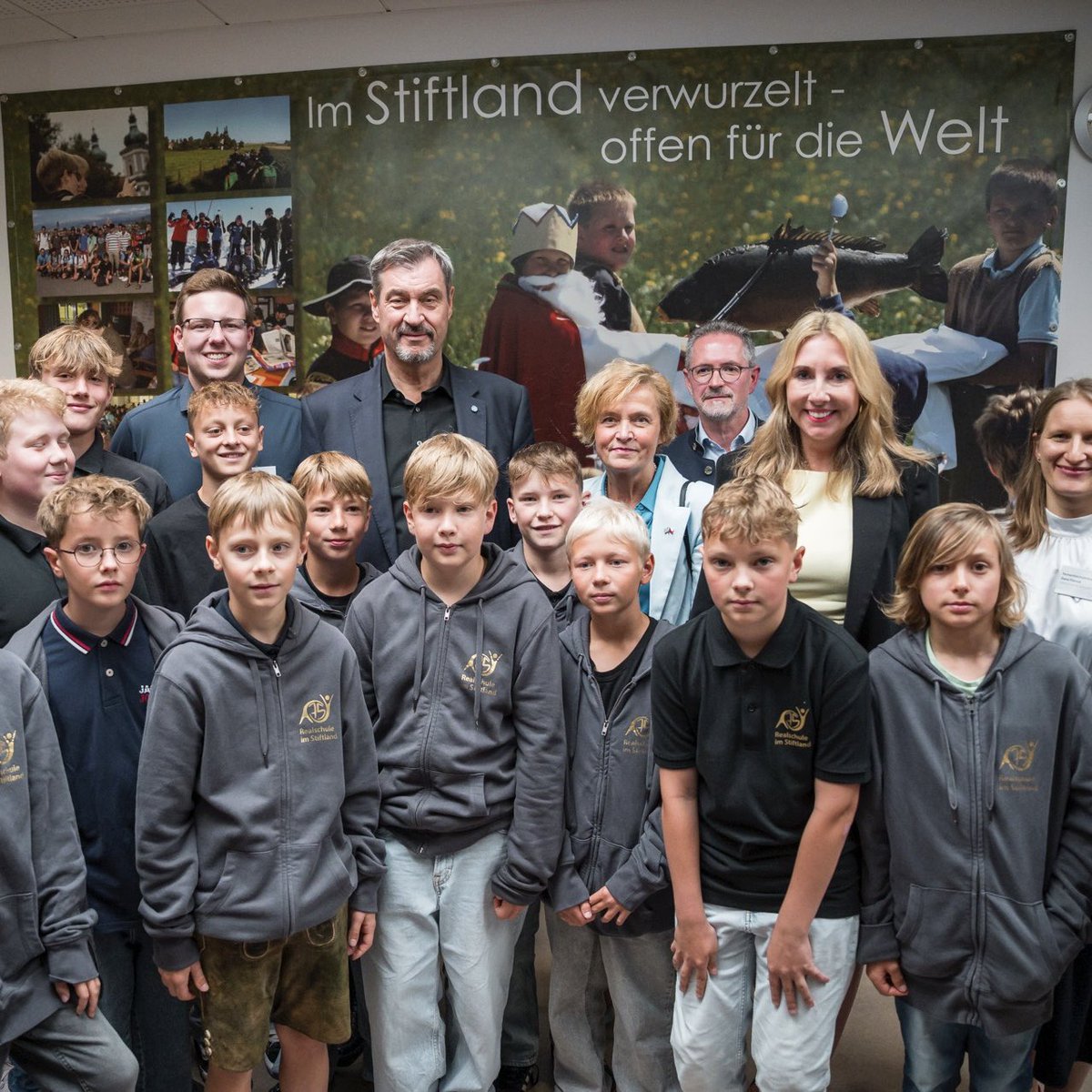 Markus_Soeder's tweet image. Starkes Signal für den Grenzraum Bayern-Tschechien: War heute an einer von sechs bilingualen bayerisch-tschechischen #Schulen, der Realschule im oberpfälzischen Waldsassen mit Kultusministerin Anna Stolz. Im Schuljahr 2024/25 haben wir sechs bayerische Schulen mit diesem…