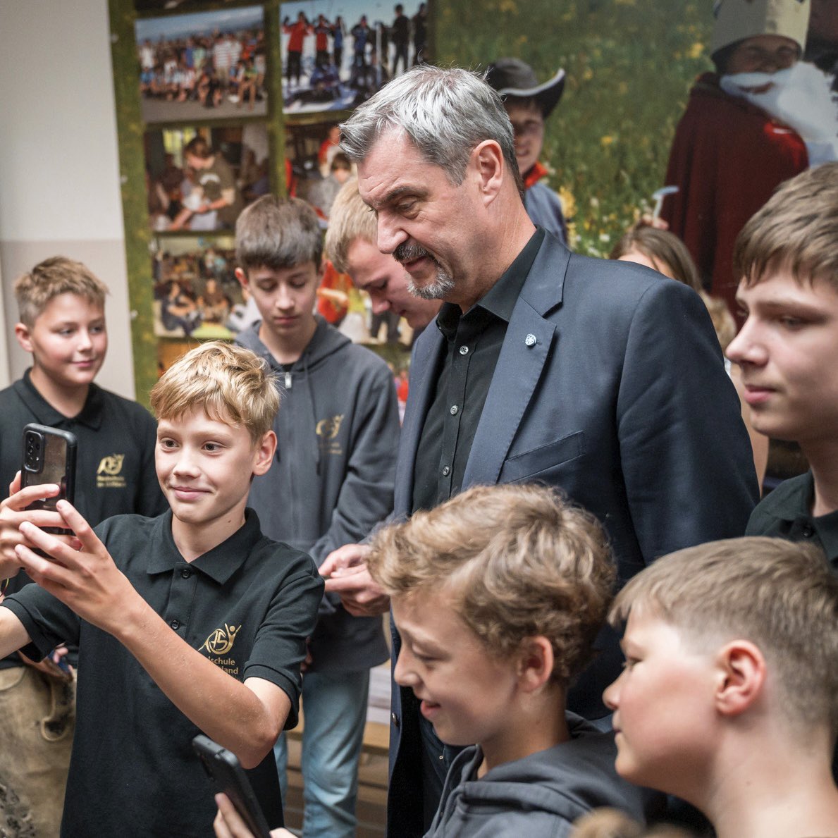 Markus_Soeder's tweet image. Starkes Signal für den Grenzraum Bayern-Tschechien: War heute an einer von sechs bilingualen bayerisch-tschechischen #Schulen, der Realschule im oberpfälzischen Waldsassen mit Kultusministerin Anna Stolz. Im Schuljahr 2024/25 haben wir sechs bayerische Schulen mit diesem…