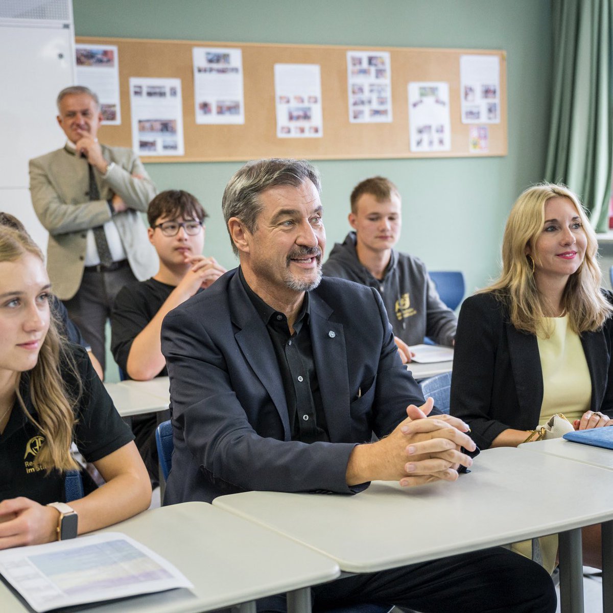 Markus_Soeder's tweet image. Starkes Signal für den Grenzraum Bayern-Tschechien: War heute an einer von sechs bilingualen bayerisch-tschechischen #Schulen, der Realschule im oberpfälzischen Waldsassen mit Kultusministerin Anna Stolz. Im Schuljahr 2024/25 haben wir sechs bayerische Schulen mit diesem…