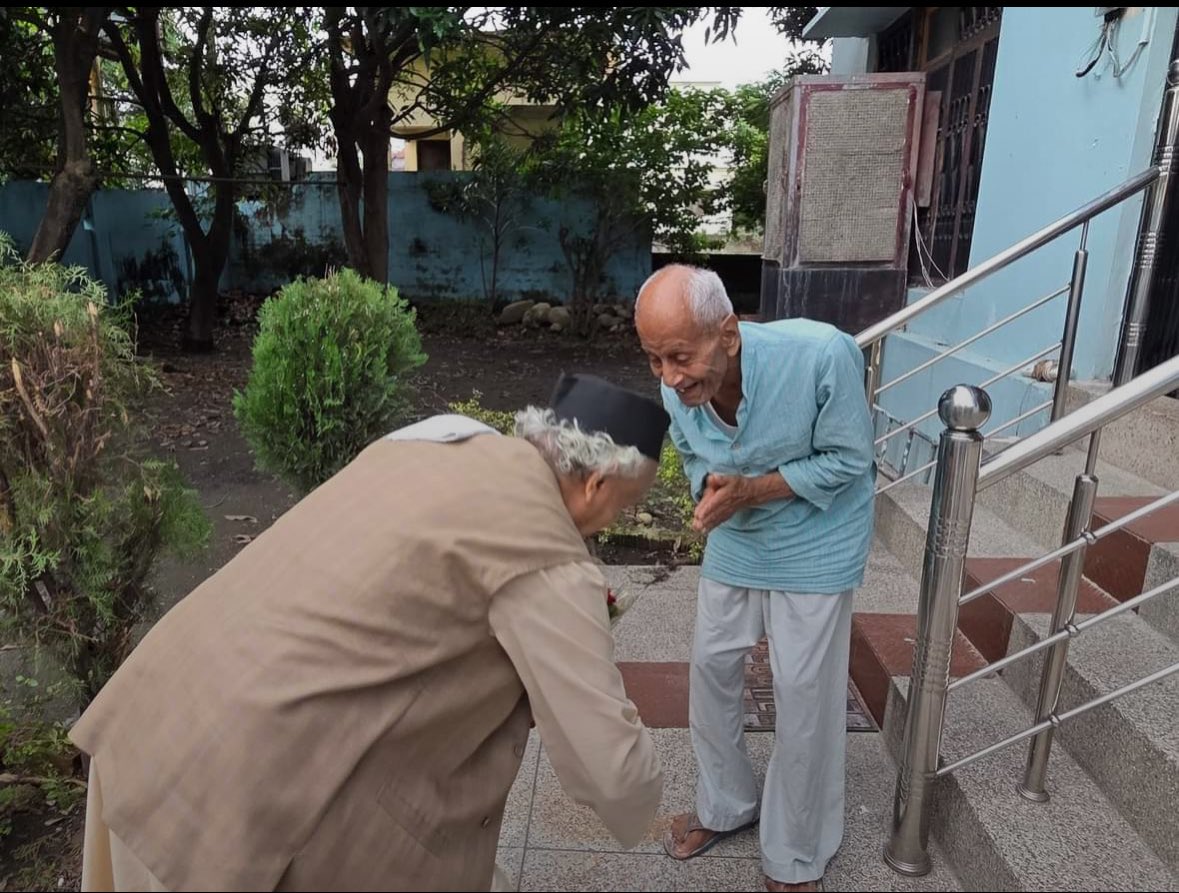दिल को छू देने वाली फोटो ल परम आदरणीय कोश्यारी जी अपने गुरु को मिलते हुए! आज की पीढ़ी को इससे सीख लेनी चाहिए!