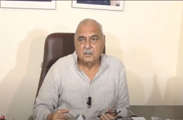 हरियाणा के पूर्व मुख्यमंत्री भूपेंद्र सिंह हुड्डा ने हरियाणा सरकार पर कानून व्यवस्था को लेकर निशाना साधा। उन्होंने कहा कि हरियाणा में हर व्यक्ति असुरक्षित महसूस कर रहा है। प्रदेश में सरकार नाम की चीज नहीं रह गई।
#Haryana <a href="/BhupinderShooda/">Bhupinder Singh Hooda</a> #HaryanaPolice #HaryanaLawandorder