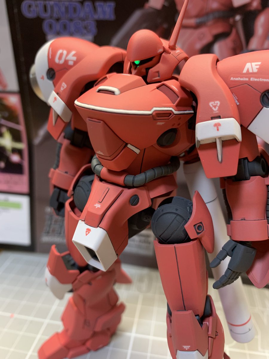 ガーベラテトラ完成しました。ほぼ初のミキシングに挑戦。展示会で見た作例を真似て、脚はシナンジュスタインにしてます。でかいブースターはオミットし、1mmにも満たない胸部のラインが今回のこだわりポイント。我ながら満足♪
#ガンプラ好きと繋がりたい 
#ガンプラは自由だ