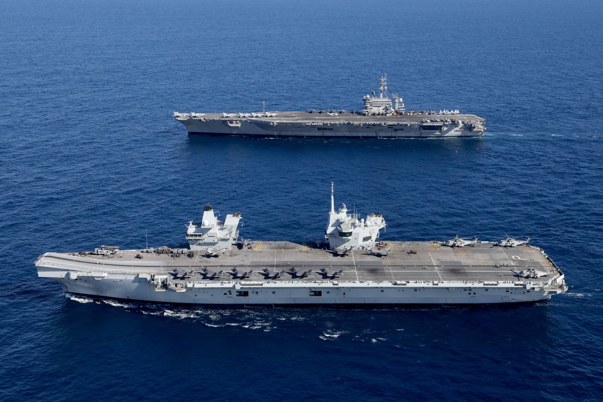 RoyalNavy's tweet image. Double trouble... 🇬🇧🇺🇸
The #RoyalNavy's UK Carrier Strike Group with @HMSPWLS at its heart has been operating alongside the USS George Washington Carrier Strike Group in the Timor Sea as the largest ever military exercise in Australia continues.
➡️royalnavy.mod.uk/news/2025/july…