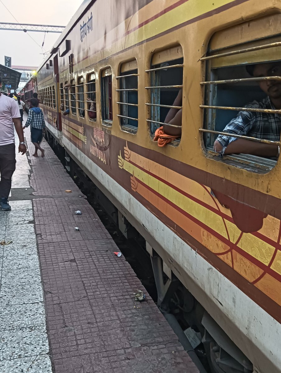 पटना जयनगर इंटरसिटी 243 KM के लिए मात्र 3 घंटा देरी से चलने की सम्भावना है...!😂

वाह रे भारत सरकार ने अच्छी सी रेलवे फैसिलिटी दी है..!

और कितना काम चाहिए रेलवे से..!😂

#railway #PatnaRailway #AshwiniVaishnaw