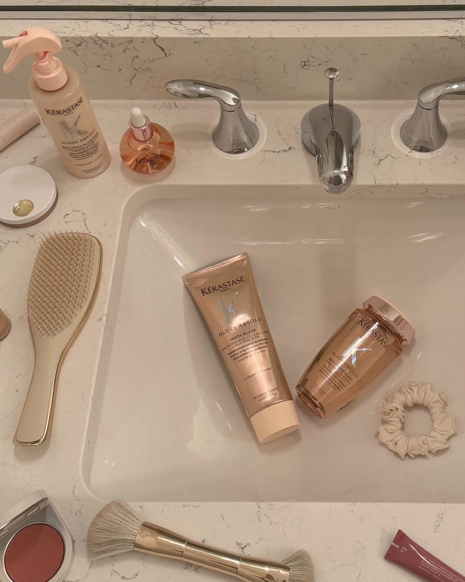 Friday calls for a touch of #RetailTherapy. 

Treat yourself to the iconic products your hair has been dreaming of like our luxurious Gloss Absolu collection: spr.ly/60154sTaP

#KerastaseUSA #KerastaseGlossAbsolu #HairCare #HairEssentials #HairTransformation