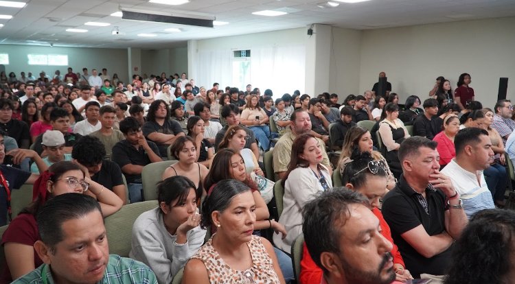 On July 14, Peace Boat visited Manzanillo, Mexico. Hibakusha Ms. Furamori &amp; Mr. Ito shared their testimonies with 200+ students &amp; local leaders at UTeM, calling for peace &amp; nuclear disarmament.
Thank you UTeM for your warm welcome!

🎥 Livestream: facebook.com/share/v/19kF2H…