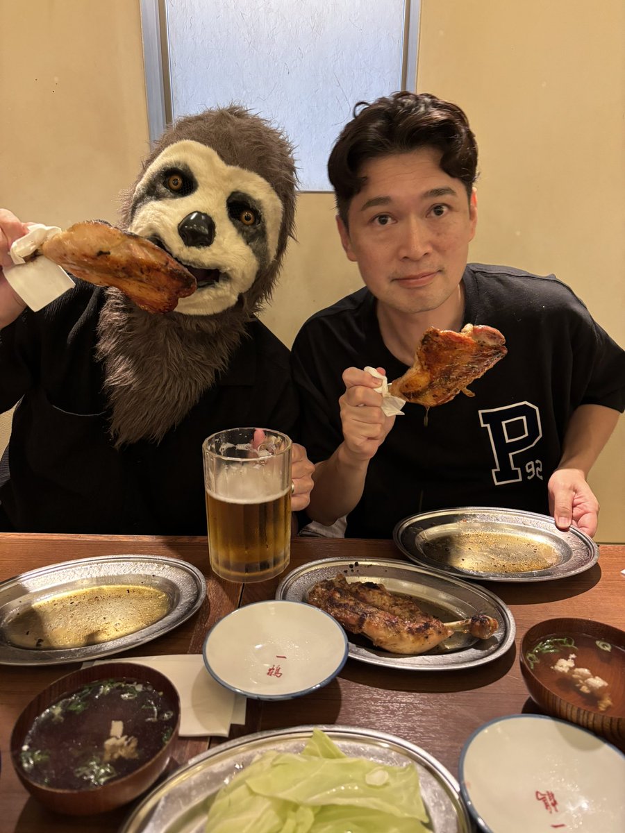 connecre_'s tweet image. 香川で骨付鶏にかぶりつくナマケモノといとくにさん（@itokuniapp ）