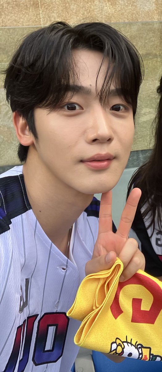 온리 tweet media
