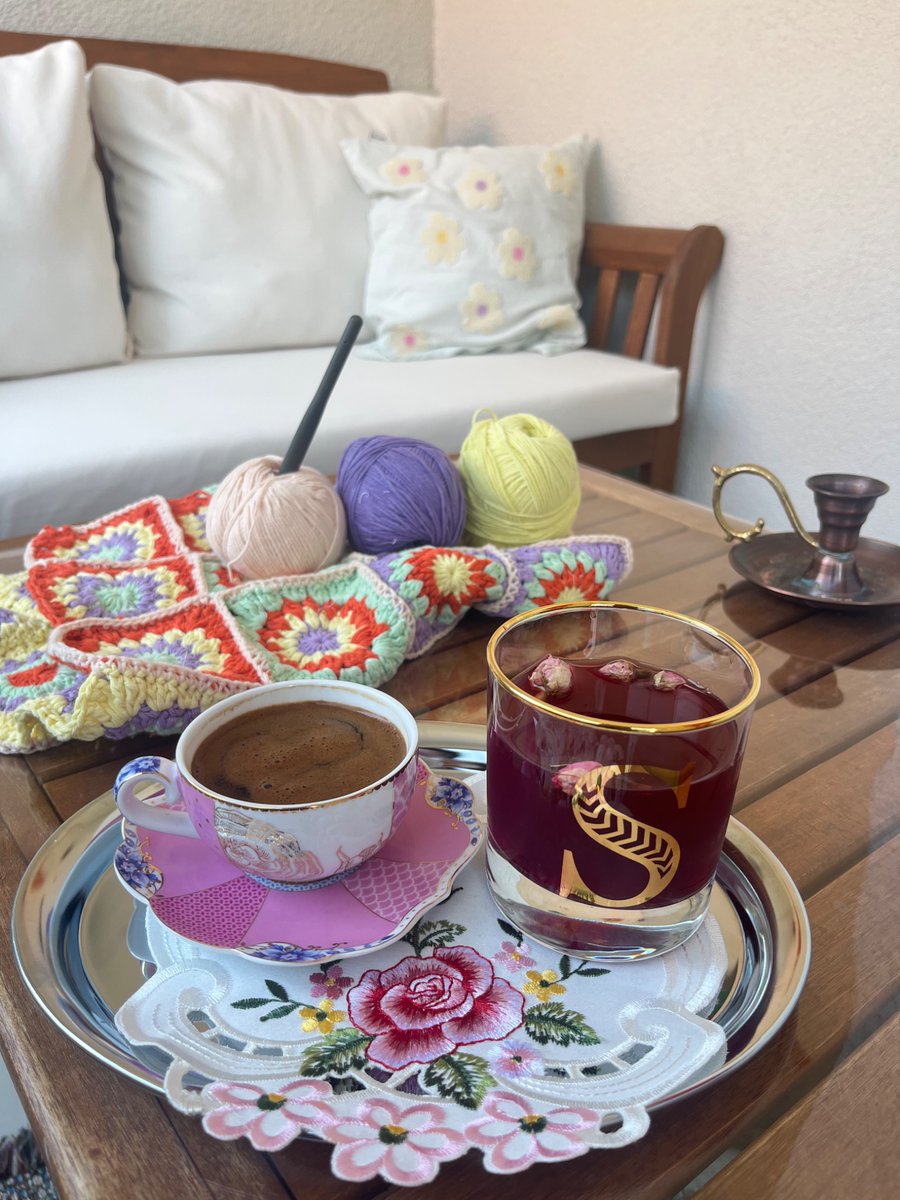 Kızım büyüyor ve  artık karyolaya geçme zamanı geldi, banada yatak örtüsünü örmeye başlamak düşüyor 💘💘(bu gönderimide uzaya fırlatayım :) yaşatılarım buraları bırakalı yıllar olduğuna göre😂)