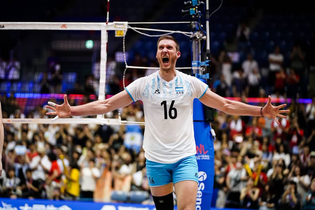 GaboRosen's tweet photo. 💣 ¡Récord para Kukartsev! 🔥

📈 Los 30 puntos que sumó @PabloKukartsev contra 🇺🇸 EEUU son la cifra más alta que anotó un jugador argentino desde la creación de la #VNL en 2018 🏐🇦🇷

🔝De hecho, es la primera vez que un integrante de la Selección llega a 30 en el torneo

Hasta hoy, la cima era de Bruno Lima, con sus 28 puntos frente a 🇩🇪 Alemania en 2019 ⬇️

📌 Entre Kukartsev, Lima y Fede Pereyra se reparten el podio (con tercer escalón compartido) de las máximas anotaciones en VNL de esta manera:

🥇 30 puntos
👉 Kukartsev vs 🇺🇸 USA (2025)

🥈 28 puntos
👉 Lima vs 🇩🇪 GER (2019)

🥉 26 puntos
👉 Pereyra vs 🇧🇷 BRA (2019)
👉 Lima vs 🇸🇮 SLO (2024)

💪 Aquí, el datazo: Kukartsev anotó sus 30 puntos frente a 🇺🇸 EEUU ¡en apenas 4 sets! 😮
Todas las otras anotaciones de ese podio fueron en partidos a 5 sets 🎢

Como mencioné hace pocos días, es muy meritorio lo de Kukartsev en lo mental y en lo voleibolístico 🧠🏐: venía de ser relegado por el DT Marcelo Méndez, quien confió más en Germán Gómez hasta el juego con 🇧🇷 Brasil en Japón 🇯🇵

Kuka no entró contra 🇧🇬 Bulgaria, 🇳🇱 Países Bajos, 🇷🇸 Serbia y 🇨🇺 Cuba (tres de estos partidos, en la segunda semana) e ingresó a la cancha, aunque fue suplente, frente a 🇨🇦 Canadá y 🇮🇹 Italia.

Quizás vale destacar que su inclusión en el plantel que viajó a 🇯🇵 Japón fue por algo infrecuente: el cuerpo técnico llevó tres opuestos 🎯

Con la vuelta de Bruno Lima al equipo, y la titularidad y el brillo de Gómez en los partidos previos, Kukartsev podría haber sido marginado de la nómina para esta semana 😬

🎯 Otra curiosidad: Kukartsev llegó hoy exactamente a 100 puntos acumulados en esta #VNL2025 🔢🇦🇷

📊 Desglose:
• 30 vs 🇺🇸 USA
• 18 vs 🇮🇹 ITA
• 18 vs 🇮🇷 IRI
• 17 vs 🇧🇷 BRA
• 15 vs 🇫🇷 FRA
• 2 vs 🇯🇵 JPN
• 0 vs 🇨🇦 CAN

*****

Si valorás estos contenidos, podés hacer una pequeña donación de pago único vía de Mercado Pago

1️⃣ $ 2.500
https://t.co/pxWEByjPgh

2️⃣  $ 4.000
https://t.co/vWQKBW0l9T

Por otros montos en MP
💳 Alias: Gabo.Rosen
