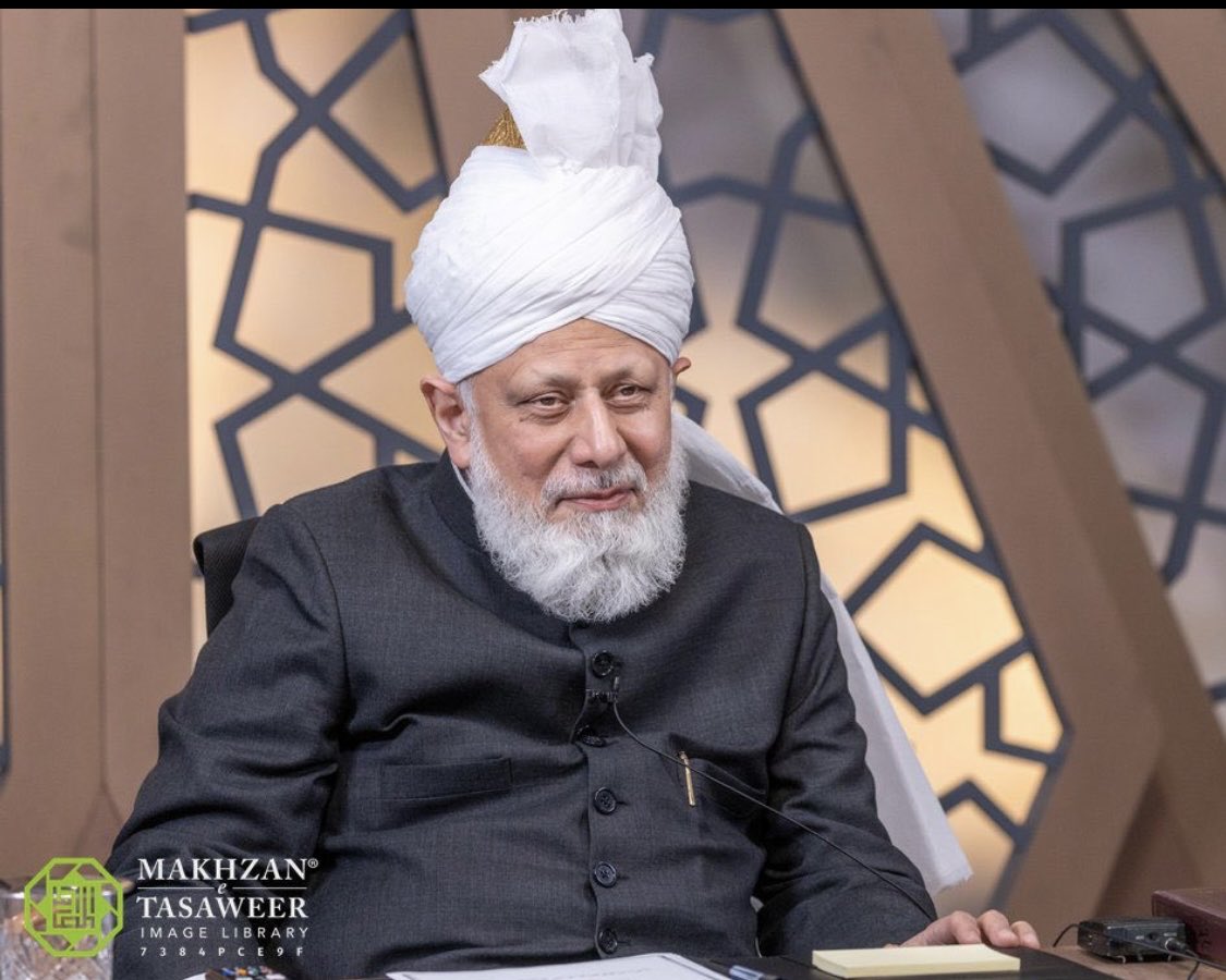 moongirl345's tweet image. Looking forward eagerly to the upcoming UK Jalsa!”Keep smiling “ during your duties! Said our dearest Imam.
Beloved Huzur reminded us all the importance of being courteous to the guests of Promised Messiah AS❤️
#Fridaysermon