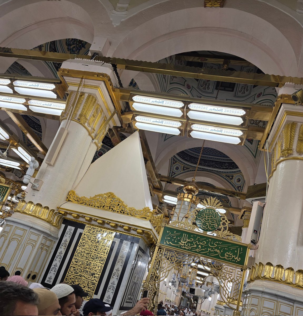 قال رسول الله صل الله عليه وسلم
"مابين بيتي ومنبري روضة من رياض الجنة"
الحمدلله ع شعور وروحانية هذا المكان بجوار اطيب واعظم من مشت قدماه ع الارض♥