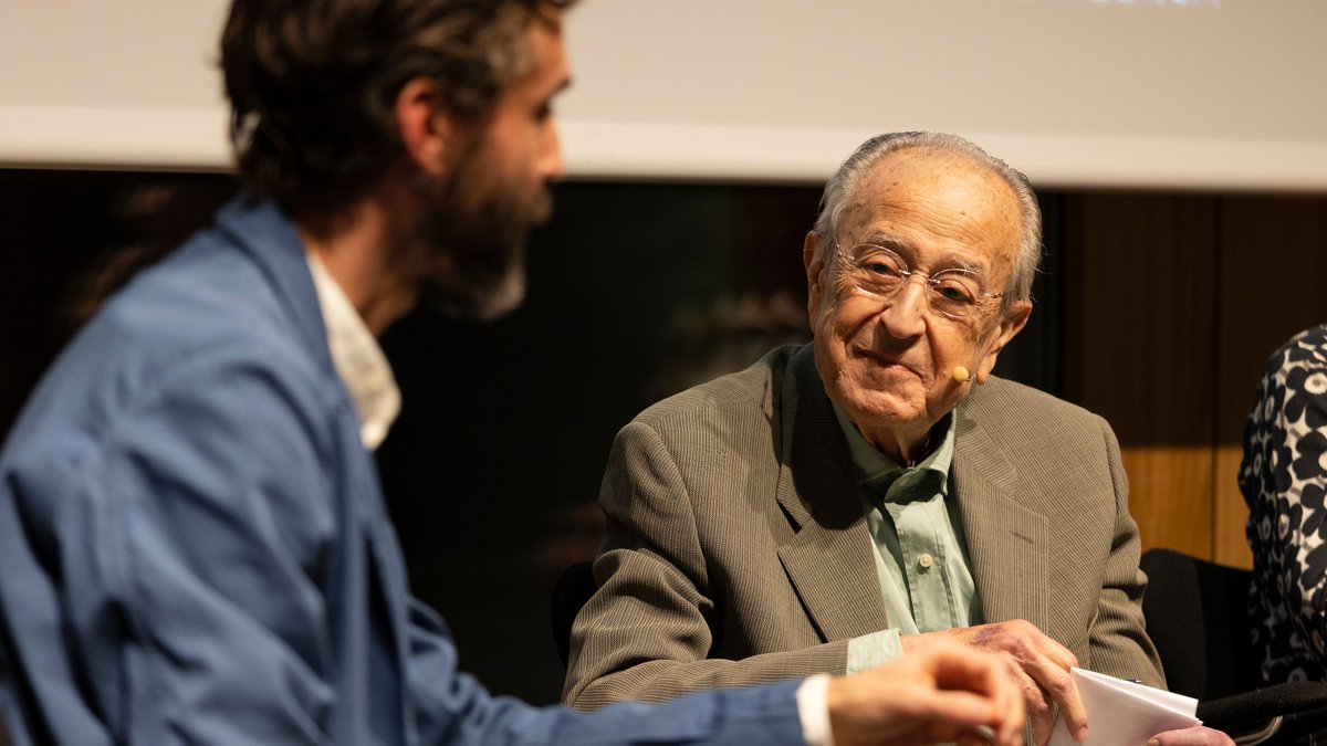 Para rendir homenaje a José Manuel López-Peláez tras su fallecimiento, queremos compartir un nuevo ciclo del Centro de Documentación dedicado a él.

📷López-Peláez en una de sus últimas intervenciones públicas en la presentación del libro arquia/tesis 50

fundacion.arquia.com/es-es/centro-d…