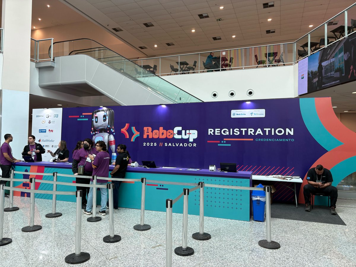 eR@sersはWRSと平行に、ブラジルで開催されるRoboCup Salvadorにも来ています。

ロボットの輸送トラブルに見舞われましたが、他チームの協力を得て連合としてatHome DSPLに挑みます！