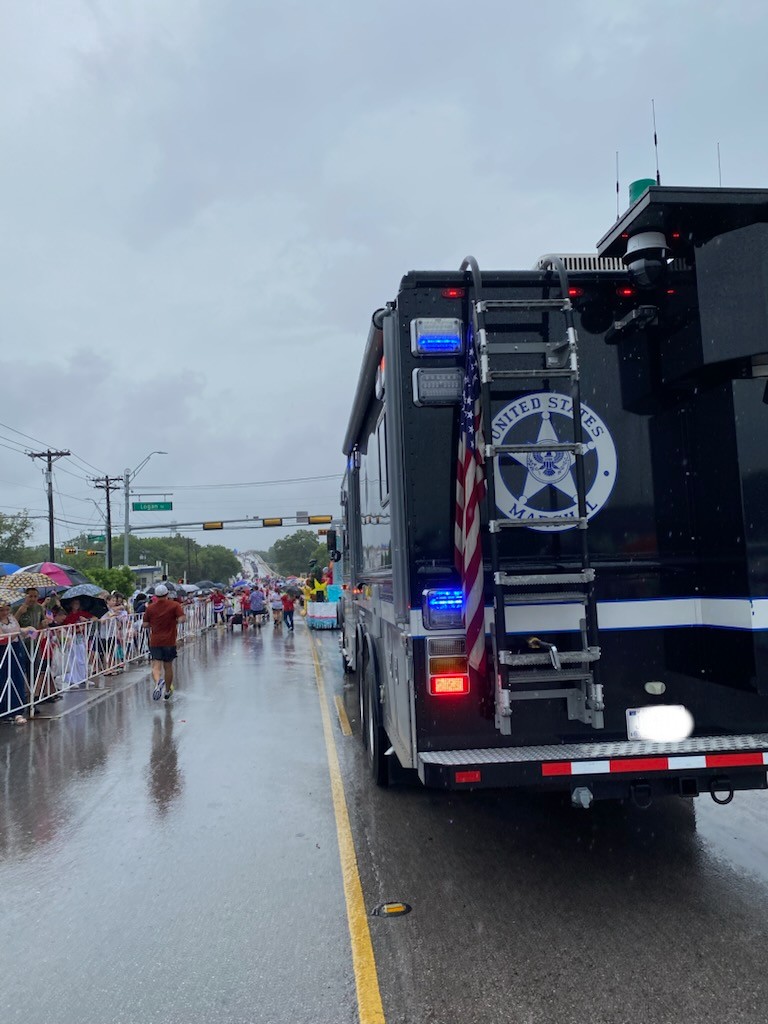 USMarshalsHQ's tweet image. On July 4th, the Western District of Texas, Austin Division, proudly participated in the Annual Sertoma Independence Day Parade in Round Rock, Texas, showcasing the U.S. Marshals Service Mobile Command Vehicle.
#USMarshals