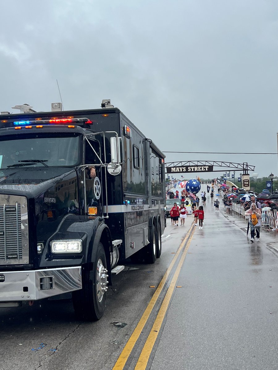 USMarshalsHQ's tweet image. On July 4th, the Western District of Texas, Austin Division, proudly participated in the Annual Sertoma Independence Day Parade in Round Rock, Texas, showcasing the U.S. Marshals Service Mobile Command Vehicle.
#USMarshals