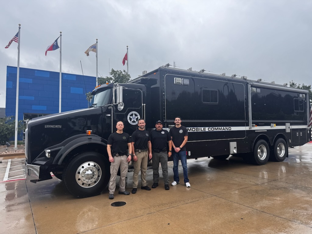 USMarshalsHQ's tweet image. On July 4th, the Western District of Texas, Austin Division, proudly participated in the Annual Sertoma Independence Day Parade in Round Rock, Texas, showcasing the U.S. Marshals Service Mobile Command Vehicle.
#USMarshals