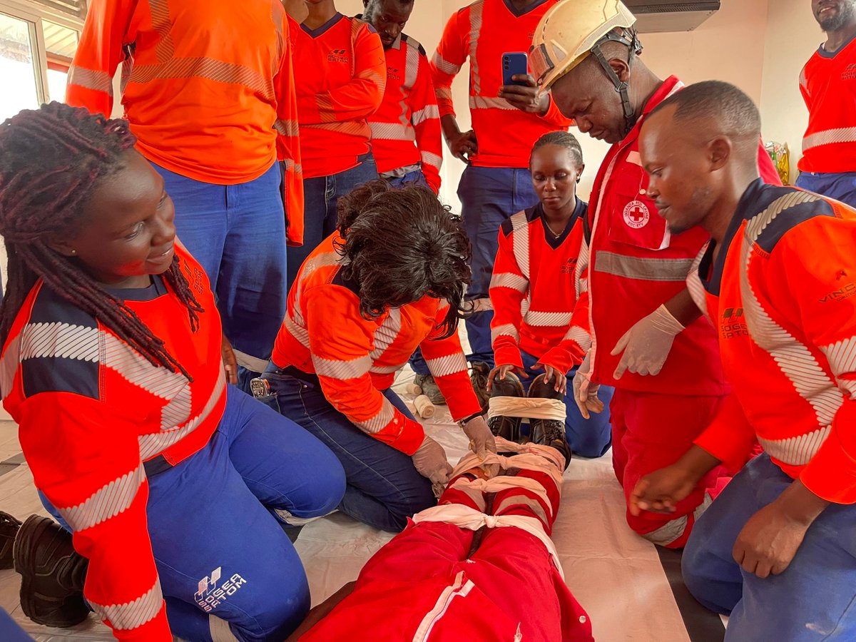 Ug_RedCrossCFA's tweet image. We equipped the staff at Sogea-Satom in Sonde with essential first aid skills.
From CPR to handling workplace incidents, the team is now empowered to respond confidently when emergencies strike.
Safety isn't just a policy, it’s a culture.
Thanks to Sogea-Satom for…