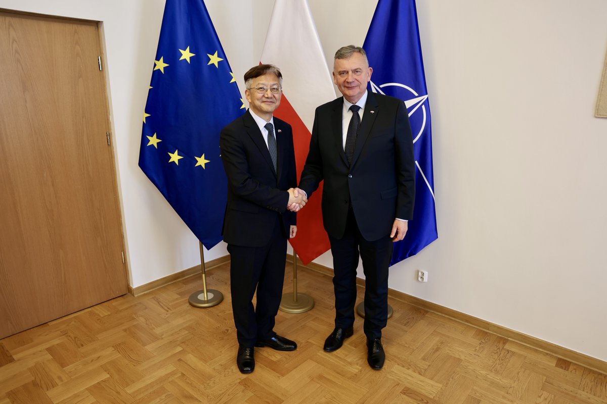 Ministerstwo Obrony Narodowej 🇵🇱 (@mon_gov_pl) on Twitter photo Spotkanie wiceministra <a href="/pawelbejda/">Paweł Bejda</a> z nowym Ambasadorem Republiki Korei: Kontynuacja i przyszłość współpracy obronnej.
Więcej: tiny.pl/dpzhyntb Spotkanie wiceministra <a href="/pawelbejda/">Paweł Bejda</a> z nowym Ambasadorem Republiki Korei: Kontynuacja i przyszłość współpracy obronnej.
Więcej: tiny.pl/dpzhyntb