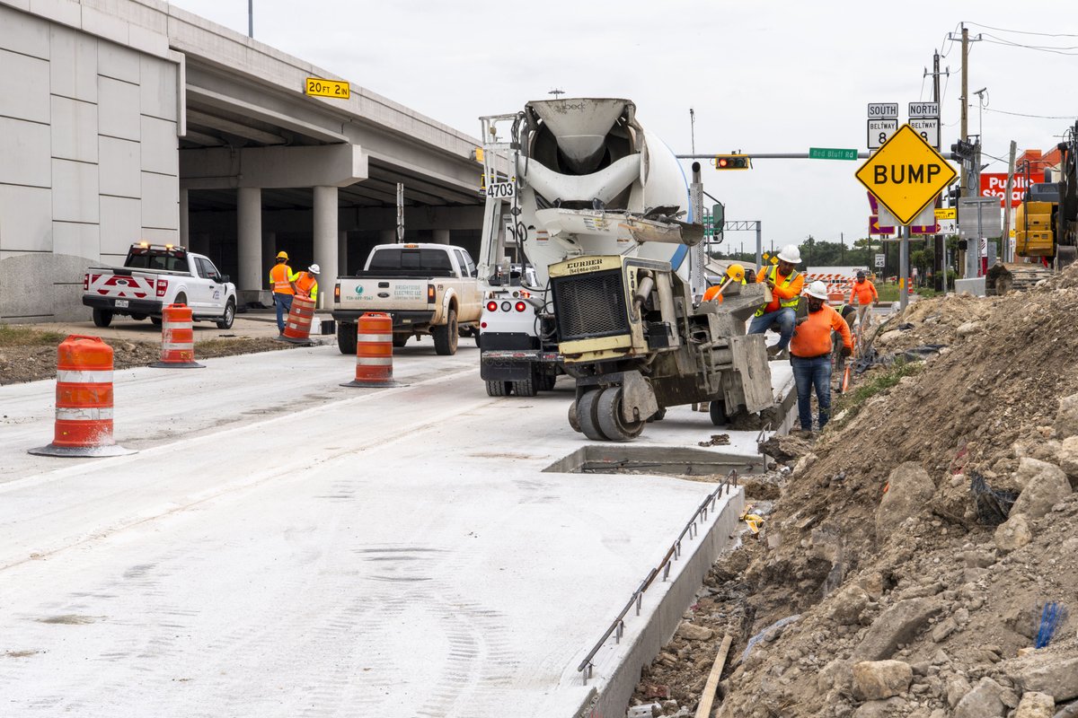 pasadenatxgov's tweet image. This week want to highlight the progress happening along the Beltway 8 frontage road. Crews are pouring new concrete on the northbound frontage lanes from Pasadena Blvd. to Red Bluff. Crews will continue to replace pavement between Fairmont and Spencer in the weeks to come.