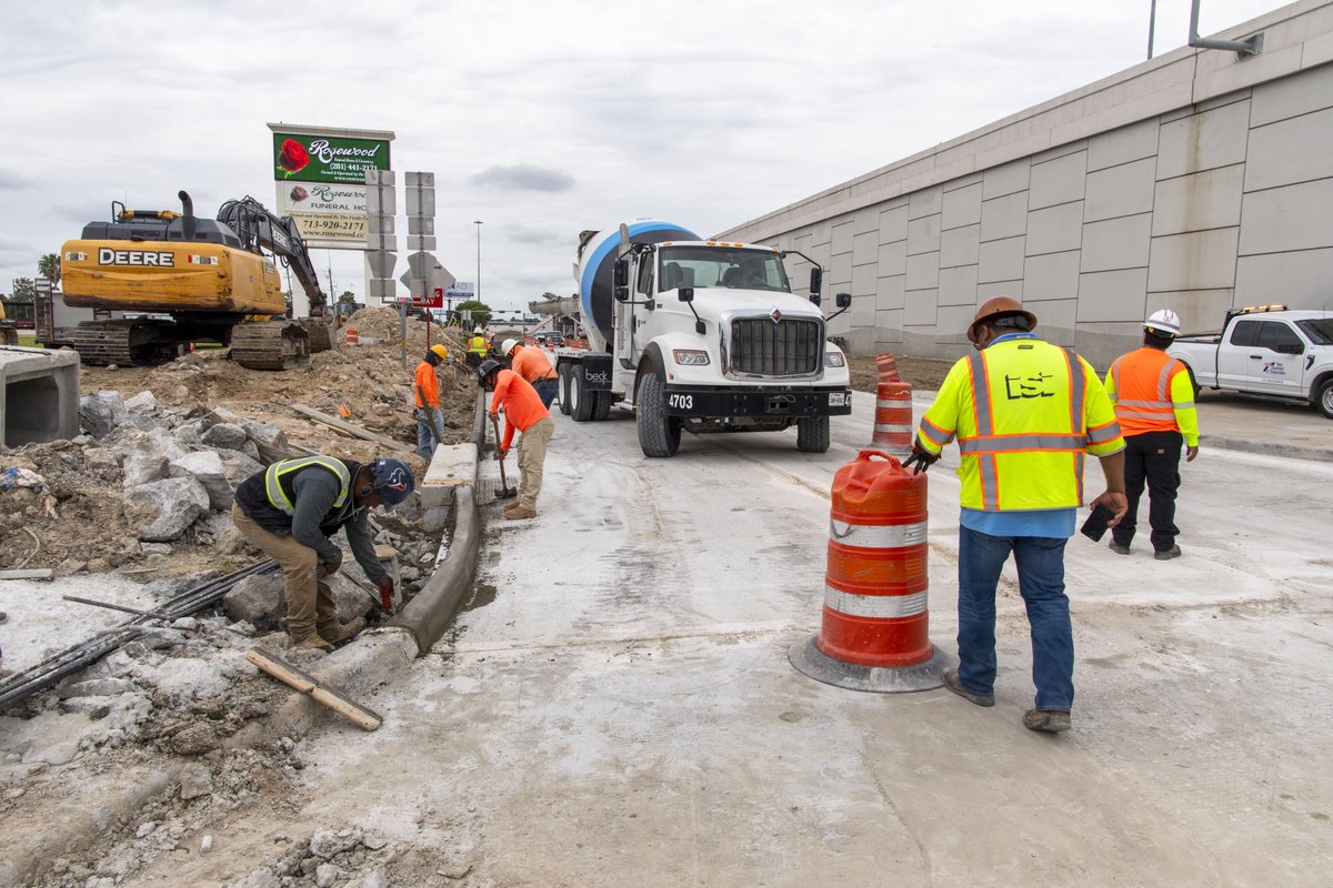 pasadenatxgov's tweet image. This week want to highlight the progress happening along the Beltway 8 frontage road. Crews are pouring new concrete on the northbound frontage lanes from Pasadena Blvd. to Red Bluff. Crews will continue to replace pavement between Fairmont and Spencer in the weeks to come.