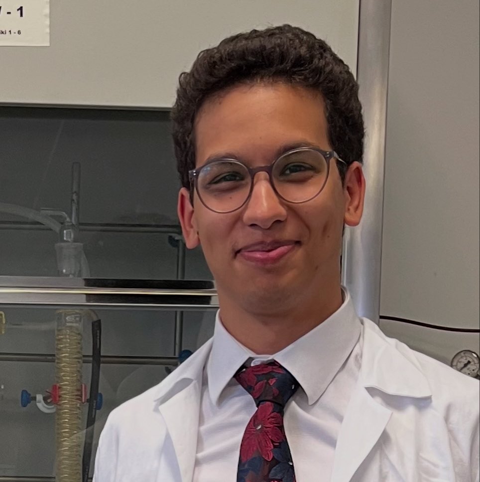 SiliconCage's tweet image. 🎓 Big congrats to David Kitssa on joining the Doctoral College of Chemistry @uniwroc! 🧪✨
David’s been with our Biomaterials Chemistry Group for years, working with Prof. Łukasz John on his BSc & MSc.
Enjoy the break, David — PhD adventures await! 💪📚🔬
@WCh_UWr