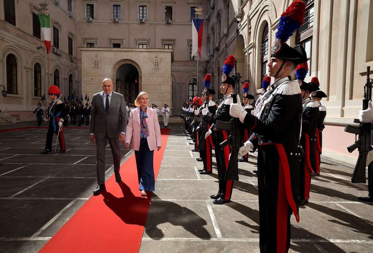 jana_cernochova's tweet image. Ráda jsem přijala pozvání mého italského kolegy @GuidoCrosetto ke společnému jednání v Římě. Itálie je pro nás důležitým partnerem – spojuje nás nejen legionářská minulost nebo současné působení příslušníků naší @VojenskaP s italskými Carabinieri na misi v Kosovu, ale také…