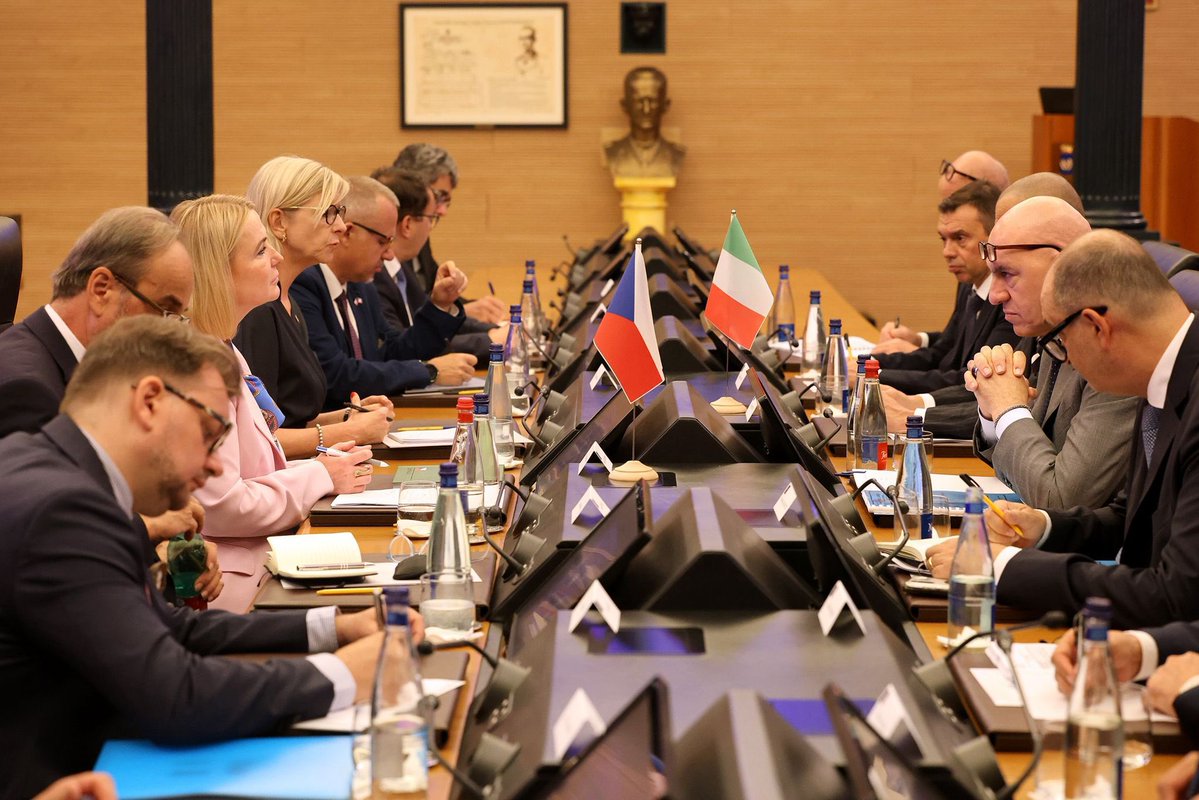 jana_cernochova's tweet image. Ráda jsem přijala pozvání mého italského kolegy @GuidoCrosetto ke společnému jednání v Římě. Itálie je pro nás důležitým partnerem – spojuje nás nejen legionářská minulost nebo současné působení příslušníků naší @VojenskaP s italskými Carabinieri na misi v Kosovu, ale také…