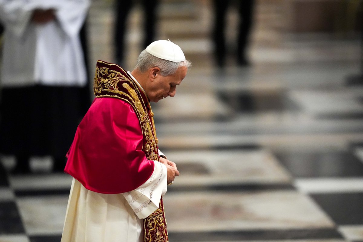 CatholicNewsSvc's tweet image. Pope Leo called for a ceasefire in Gaza & the start of negotiations during a call with Israeli PM Netanyahu. The pope also spoke w/ Cardinal Pizzaballa, who was bringing aid to Gaza, telling him the unjustifiable slaughter in Gaza must stop. ow.ly/nwgz50WrNA0 📷Lola Gomez
