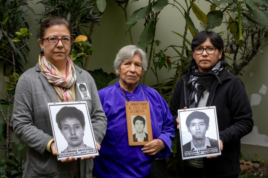 #CantutaNoSeOlvida Hoy, se cumplen 33 años del asesinato-desaparición de un profesor y nueve estudiantes de La Cantuta por la dictadura fujimorista.
No es posible convivir con impunidad, las y los familiares le haremos frente con fuerza y coraje. Por memoria y justicia, seguimos.