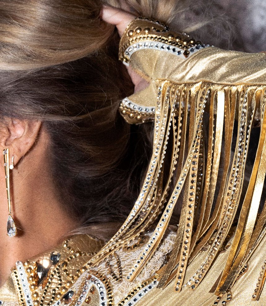 beyoncebrasil's tweet image. A Entertainment Weekly elegeu a BeyHive como um dos melhores nomes de fandoms! 🐝
“Beyoncé foi coroada como ‘Queen Bey’, e sua colmeia de fãs estará com os ferrões prontos para qualquer um que contestar seu título. A colmeia certamente prosperou ao longo dos anos, chegando até a…